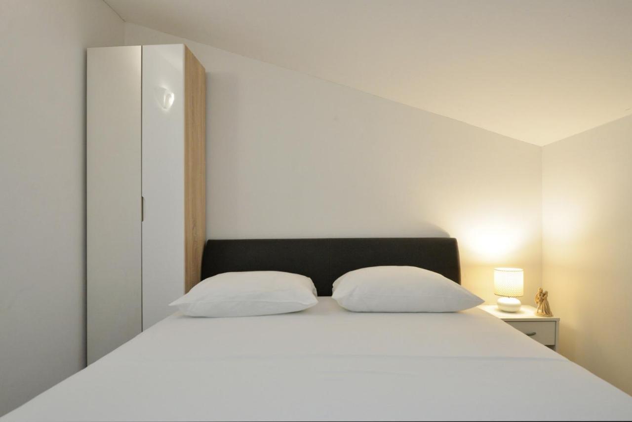 Apartmani Vedrana, 穆泰尔岛 外观 照片