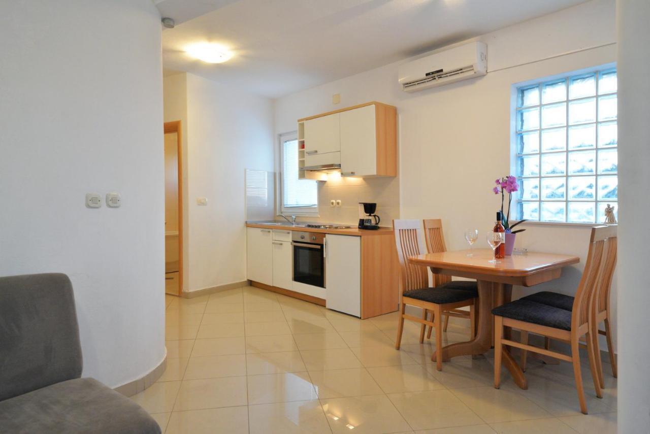 Apartmani Vedrana, 穆泰尔岛 外观 照片