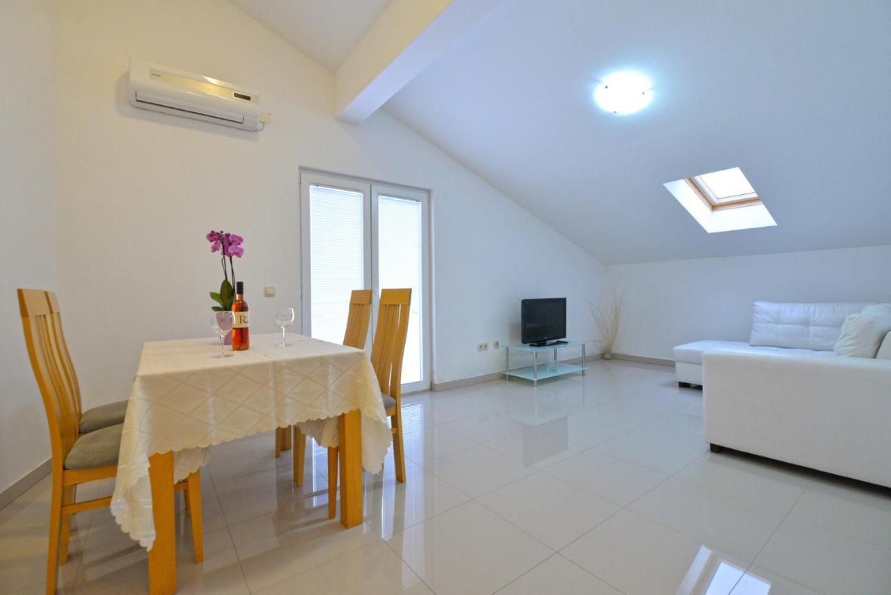 Apartmani Vedrana, 穆泰尔岛 外观 照片